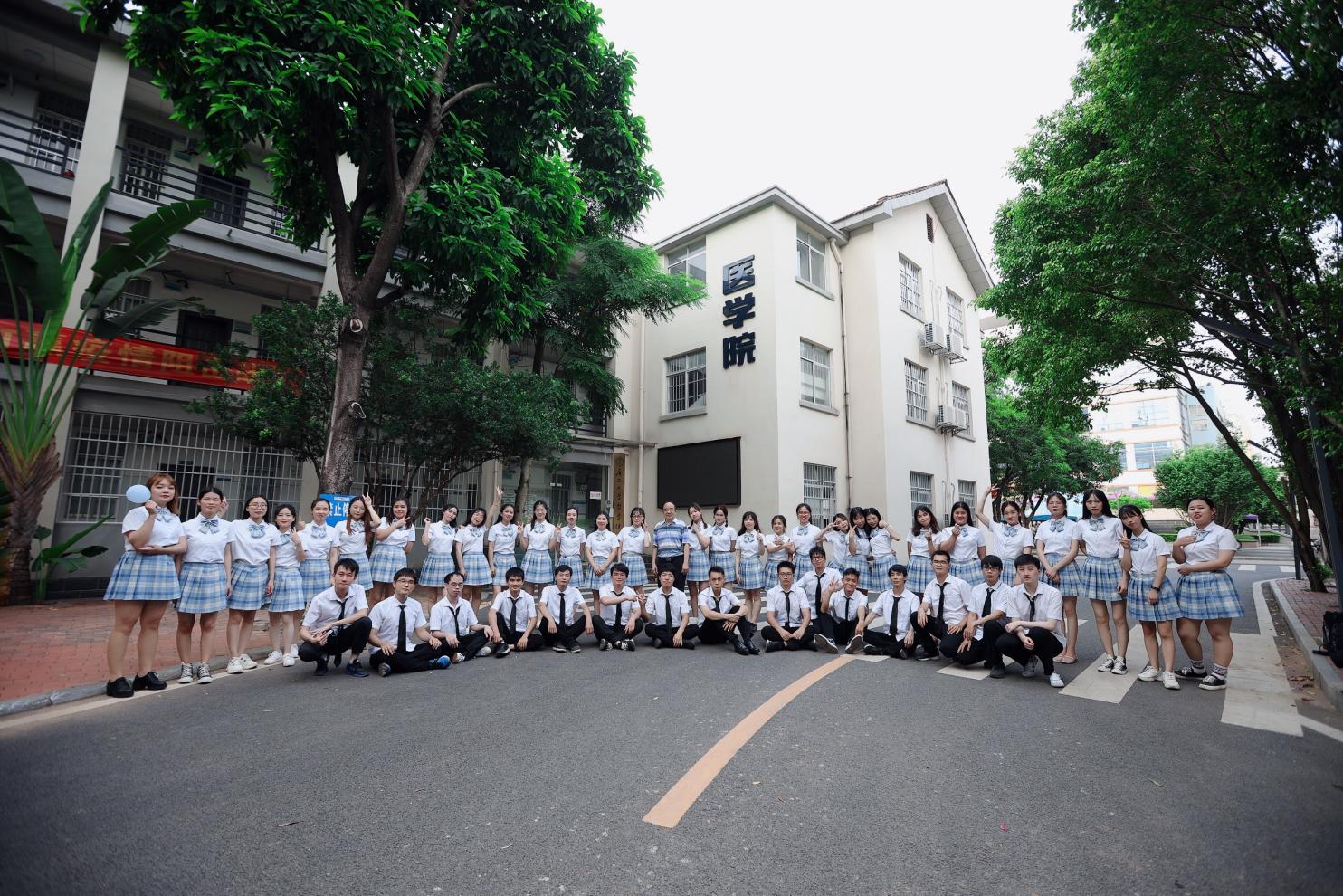 365英国上市公司官网制药工程专业2020届毕业合影留念